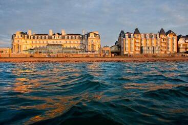 هتل Grand Hôtel Des Thermes