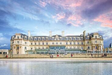 هتل Grand Hôtel Des Thermes