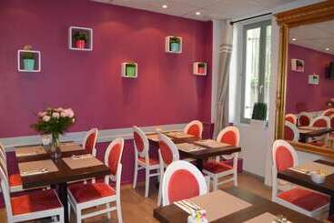 هتل Hôtel Les Corps Saints