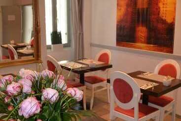 هتل Hôtel Les Corps Saints