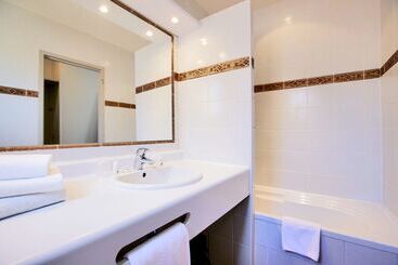 هتل Kyriad Nimes Centre
