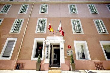 هتل Kyriad Nimes Centre