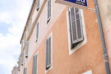 هتل Kyriad Nimes Centre