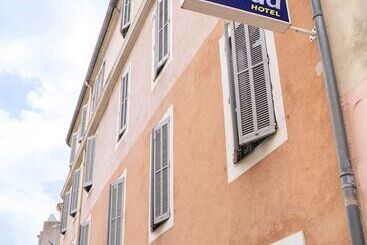 هتل Kyriad Nimes Centre