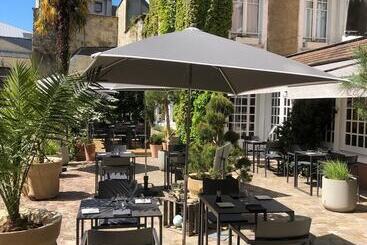هتل Le Lion D'or Et Restaurant La Table Du Lion