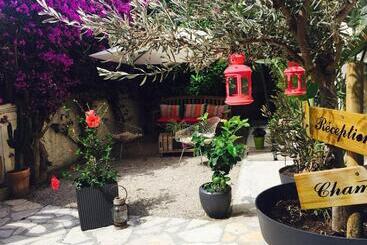 هتل Le Petit Castel