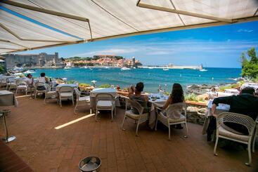 هتل Le Relais Des Trois Mas