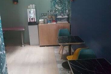 Panam Hotel Paris Gambetta  Place Gambetta Mairie Du 20 Emme