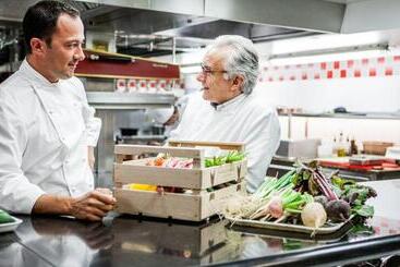 هتل Plaza Athenee Dorchester Collection