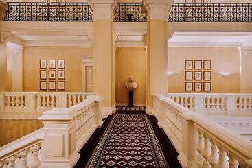 Hotel Saint James Paris Relais & Chateaux