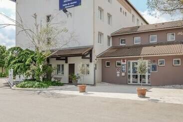هتل Hôtel Le Relais Des Brasseurs   Aubagne