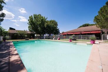هتل Hôtel Le Relais Des Brasseurs   Aubagne