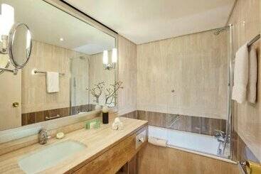 هتل Warwick Paris