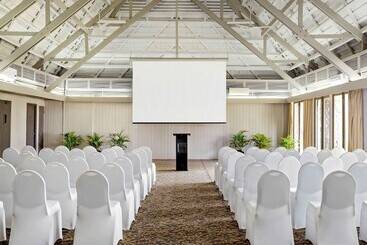 استراحتگاه Novotel Nadi