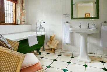 هتل Burford House Bh