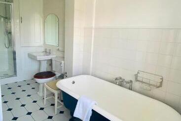هتل Burford House Bh