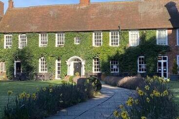 Bush Hotel Farnham