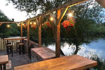هتل The Priest House On The River