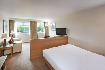 هتل Hilton London Watford