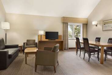 هتل Ramada By Wyndham Birmingham Solihull