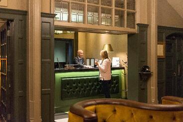 هتل The Crown Manor House