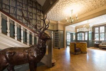 هتل The Crown Manor House