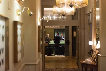 هتل The Crown Manor House