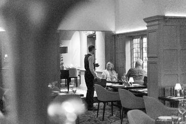 هتل The Crown Manor House