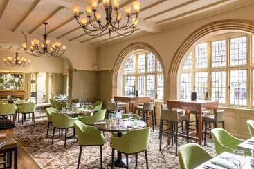 هتل The Crown Manor House
