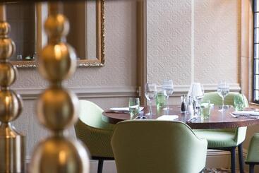 هتل The Crown Manor House