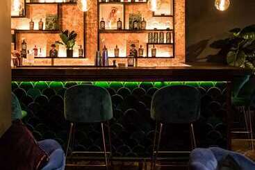 هتل The Waldorf Hilton London