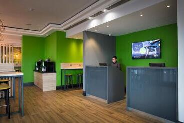 בית מלון כפרי Thistle Express Swindon