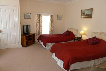 هتل Tyrrells Ford Country Inn &