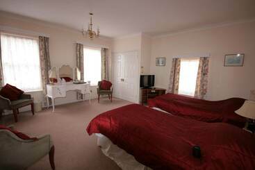 هتل Tyrrells Ford Country Inn &