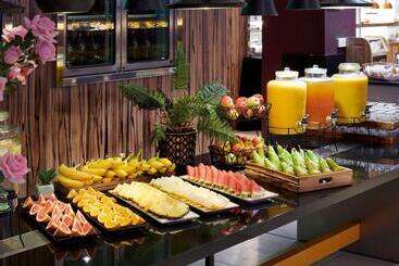 Novotel London West