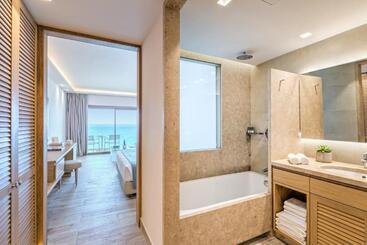 هتل Amada Colossos Resort