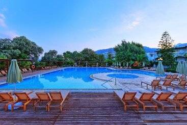 هتل Apollonia Beach Resort & Spa