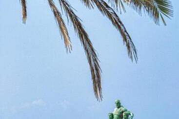 Отель Blue Sky City Beach