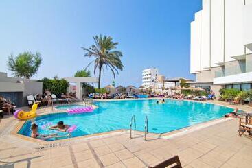 Отель Blue Sky City Beach