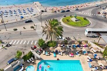Отель Blue Sky City Beach