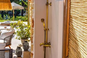 هتل Mandraki Village Boutique