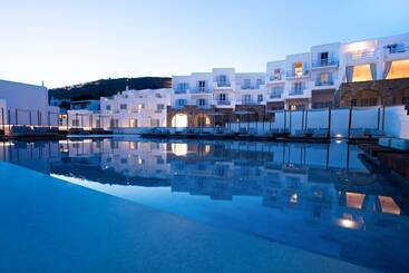 هتل Manoula S Beach Mykonos Resort