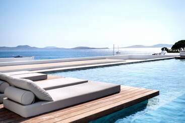 هتل Manoula S Beach Mykonos Resort