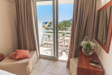 هتل Messonghi Beach Holiday Resort