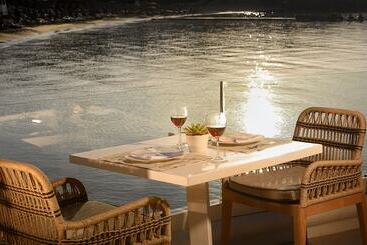 هتل Petinos Beach