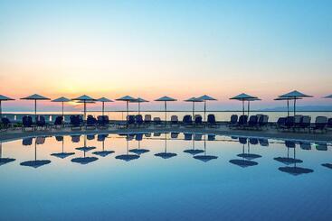 هتل Themis Beach