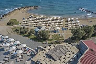 هتل Themis Beach