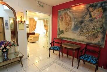 Triton Hotel Piraeus