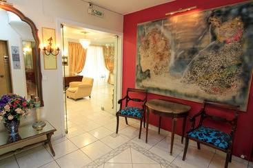 Triton Hotel Piraeus