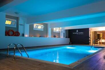 Lavris Hotel & Bungalows